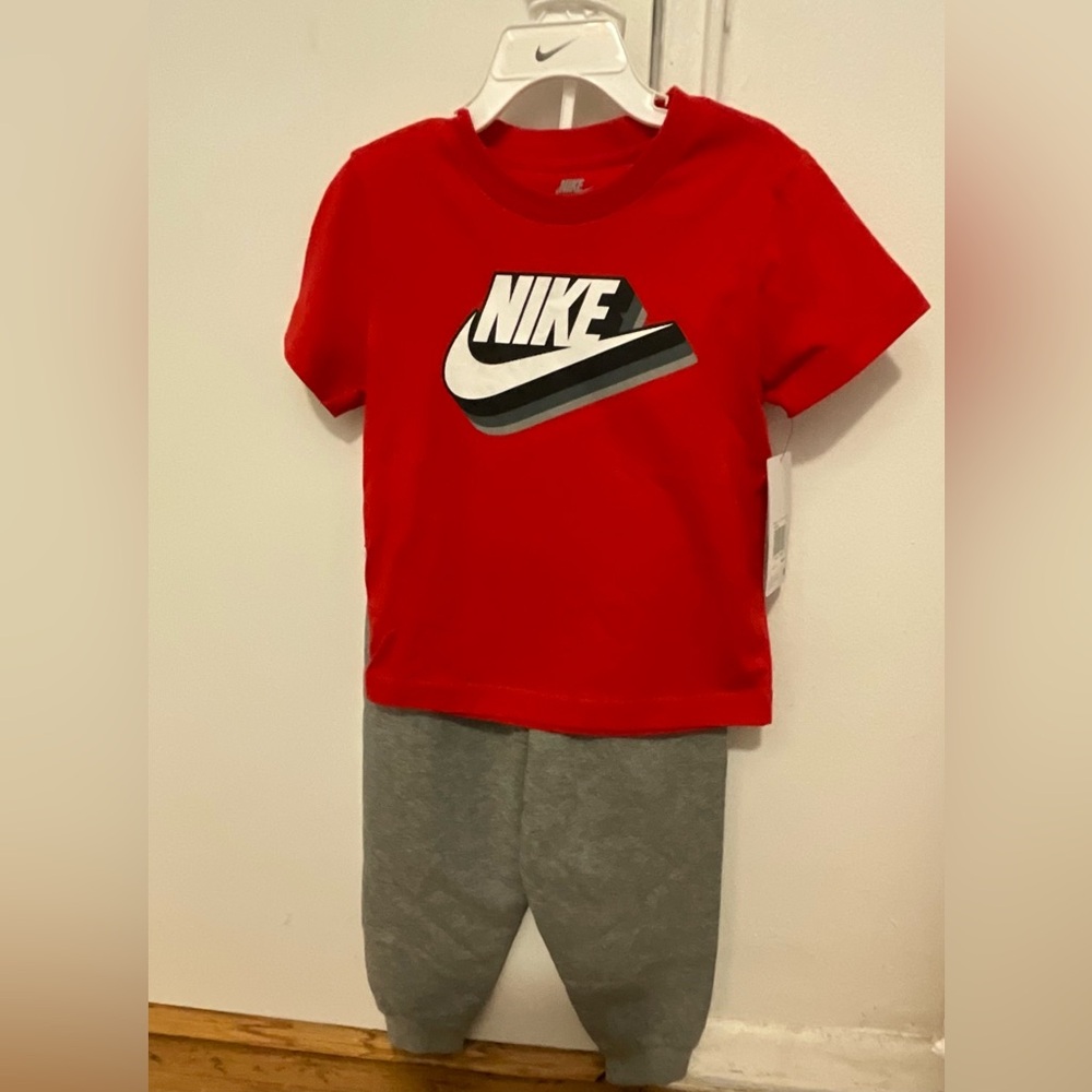 NWT NIKE BOYS 2 PIECE SET